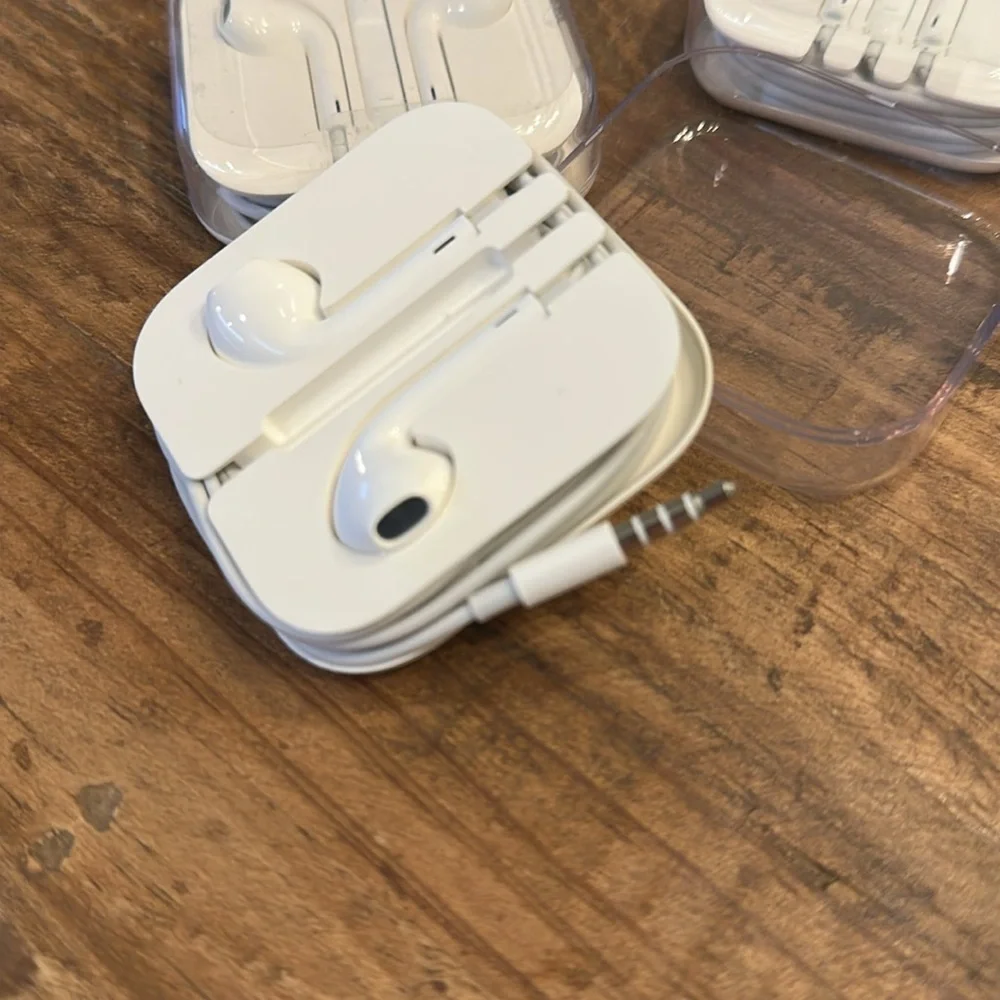 New Genuine Apple Wired Earphones. Lightening Connector and Built in Microphone